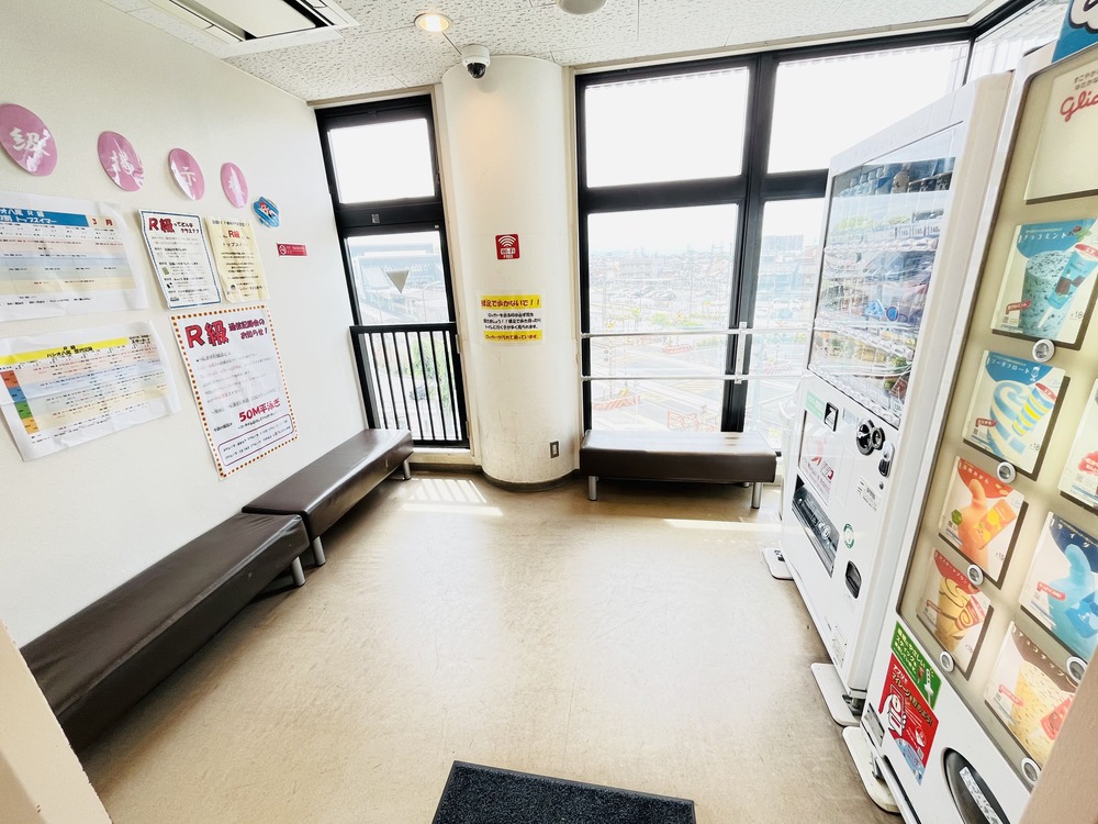 八尾店ジムフィットネス休憩所画像